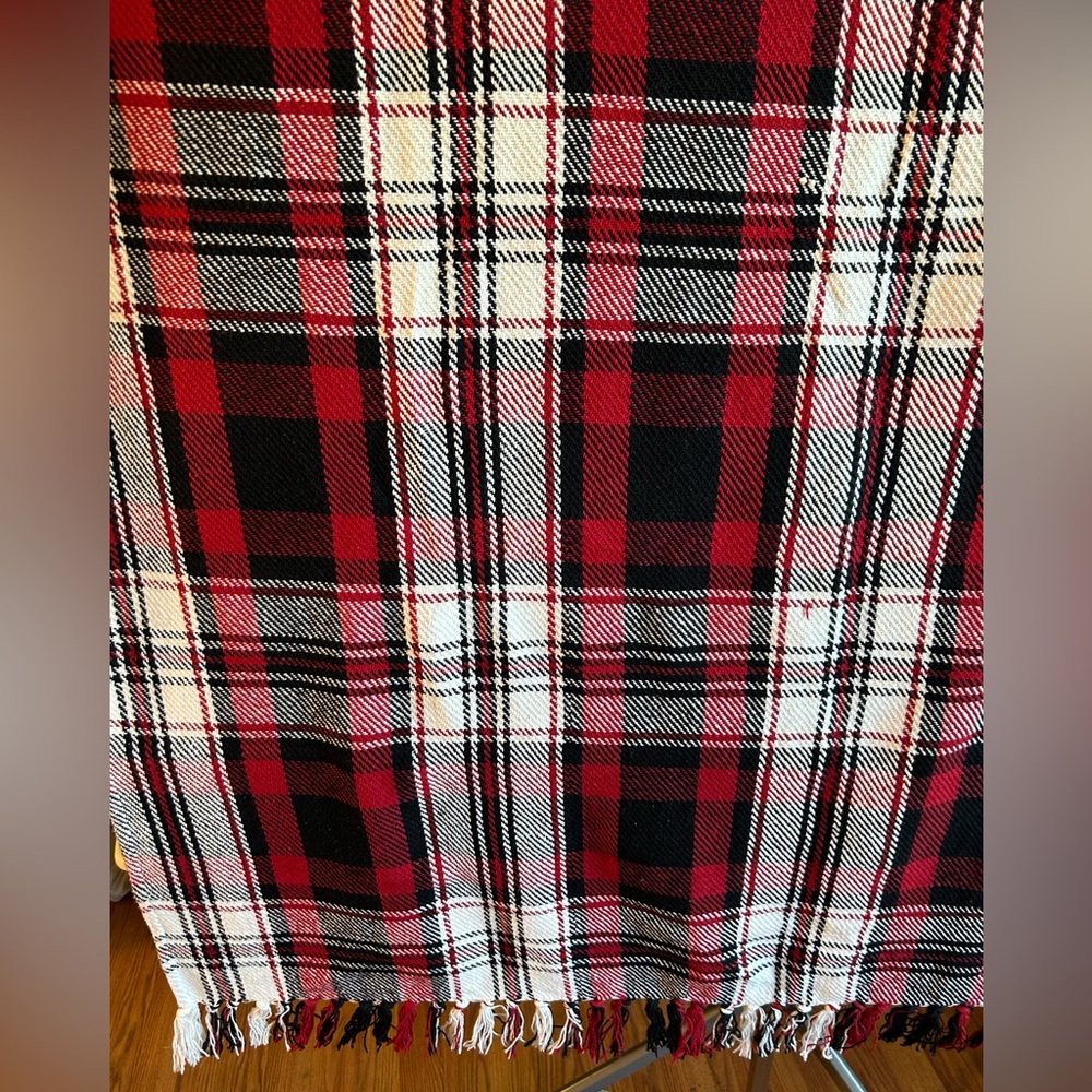 PLAID RED/BLACK/WHITE THROW BLANKET WITH FRINGE